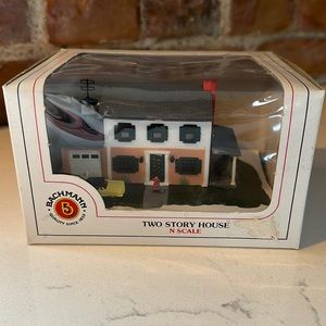 N Scale Two Story House with Car Bachmann 7204 Model Train Layout Scenary